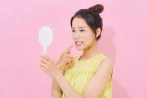 歯が黄ばんで見える理由とホワイトニングの方法を解説