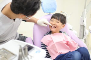 歯の矯正はいつ始めるのがいいの？適切な開始時期や期間についてご紹介